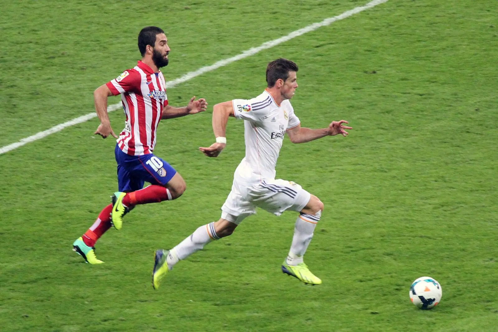 Gareth Bale in the Real Madrid 2013-14 home kit against Atlético's Arda Turan, Bernabéu, 28 Sep 2013