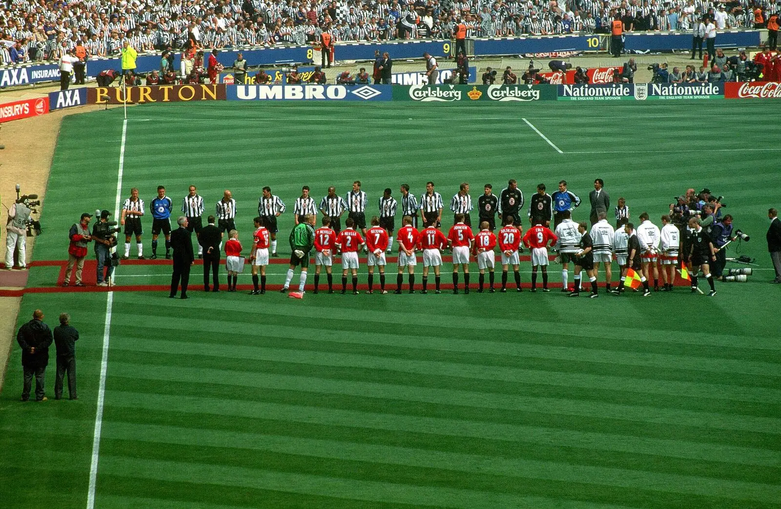 Man Utd line up before the 1999 FA Cup Final