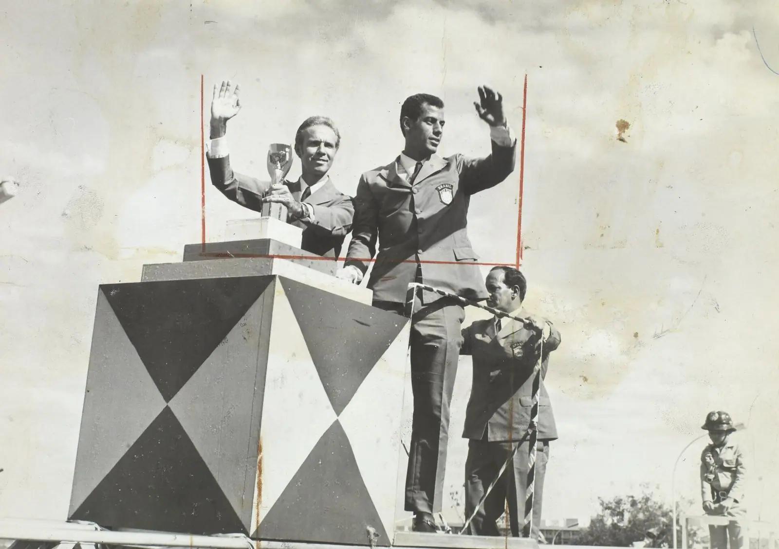 Mário Zagallo and captain Carlos Alberto with the Jules Rimet trophy, 1970