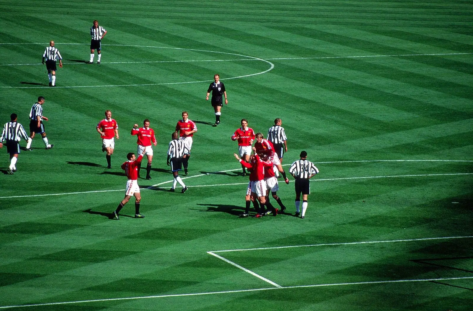 Man Utd players celebrate Scholes's goal in the 1999 FA Cup Final