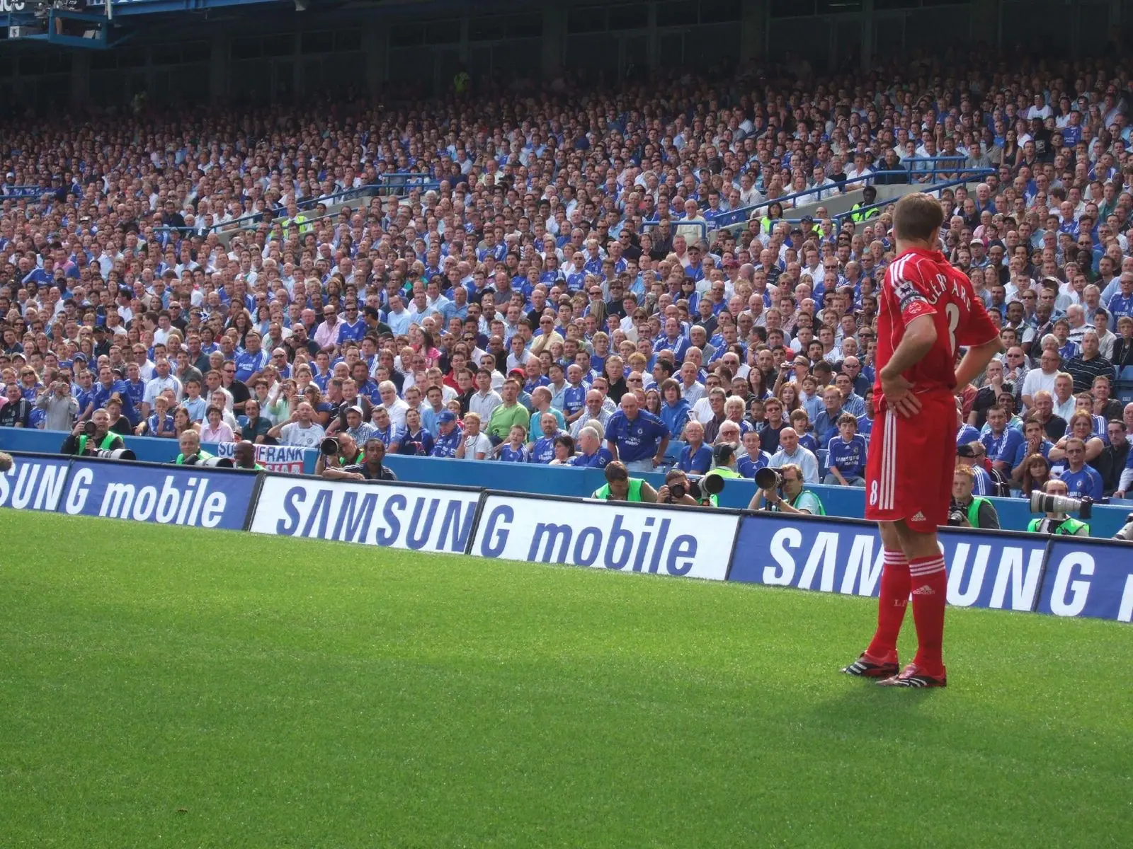 Steven Gerrard faces the crowd, 2006