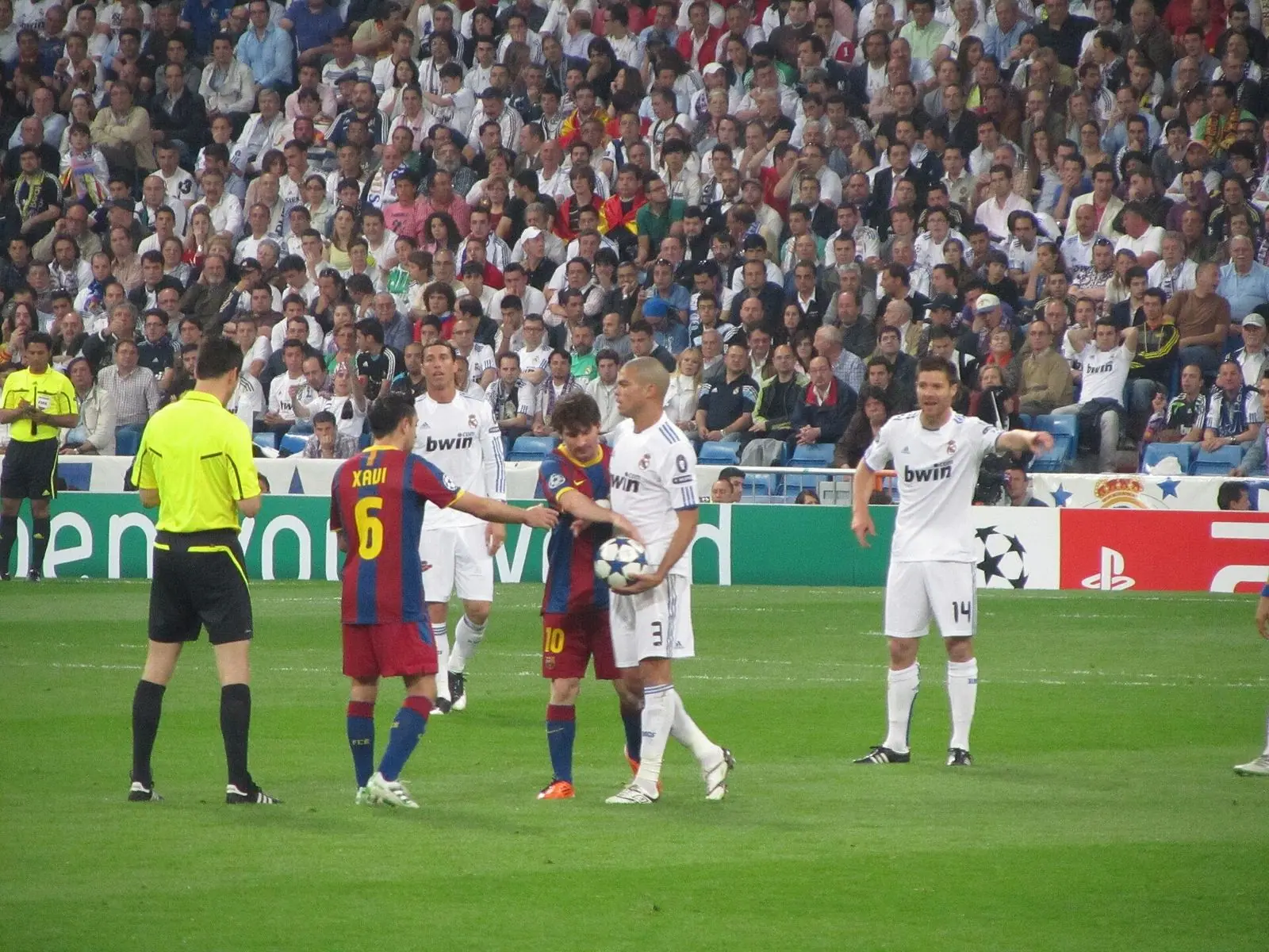 Messi and Pepe at the Bernabéu, 27 April 2011