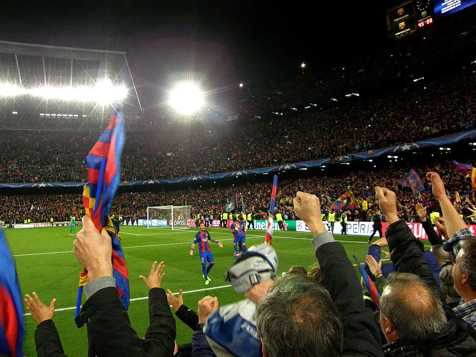 Neymar with the Camp Nou crowd in the stands, Barça 6-1 PSG