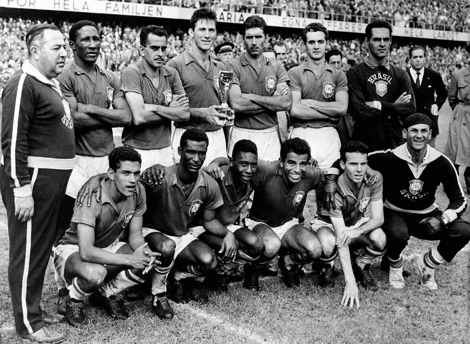 Brazil’s 1958 World Cup squad, Pelé crouching in the front row