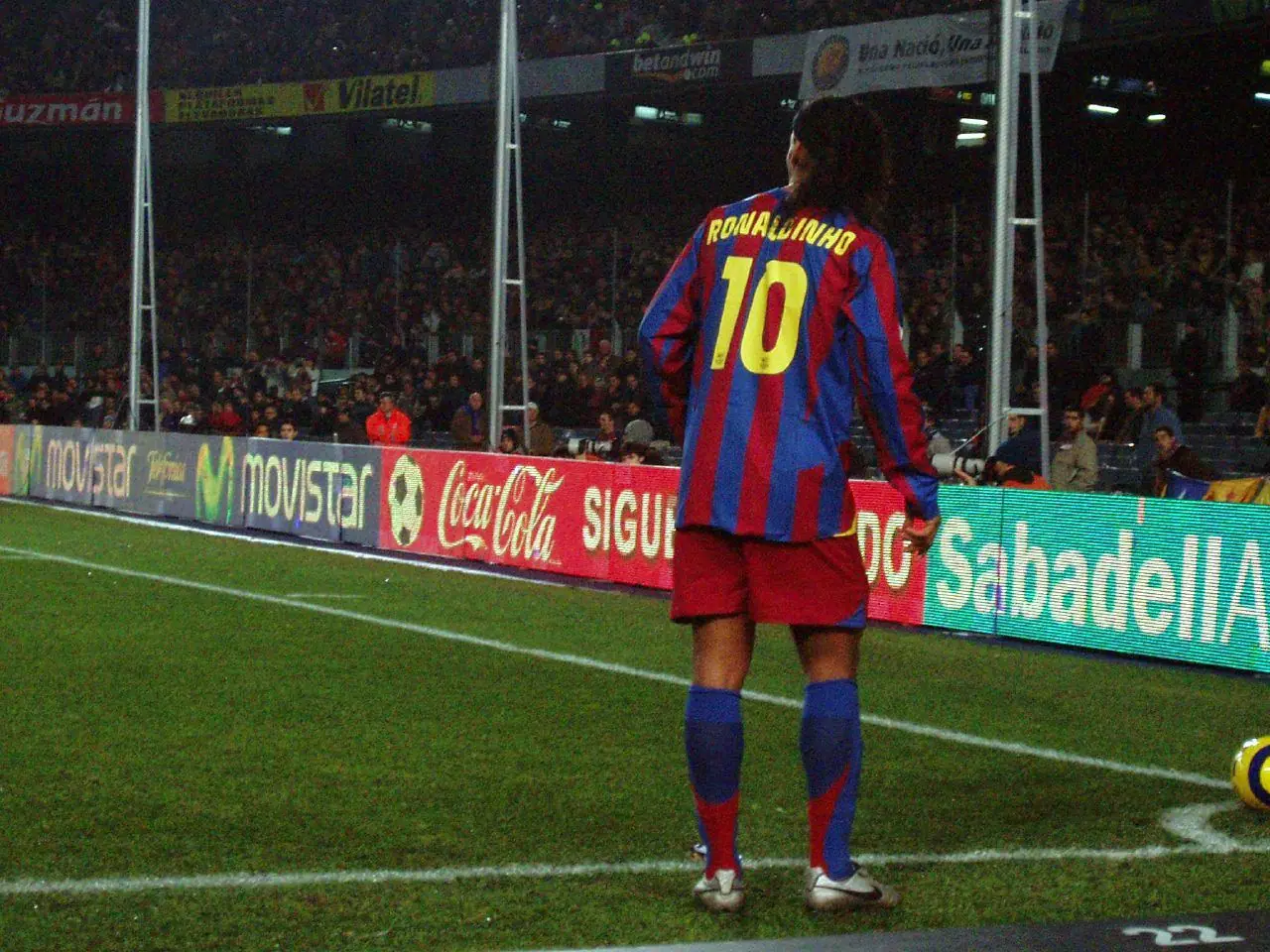 Ronaldinho over a set piece at Camp Nou, 2005–06