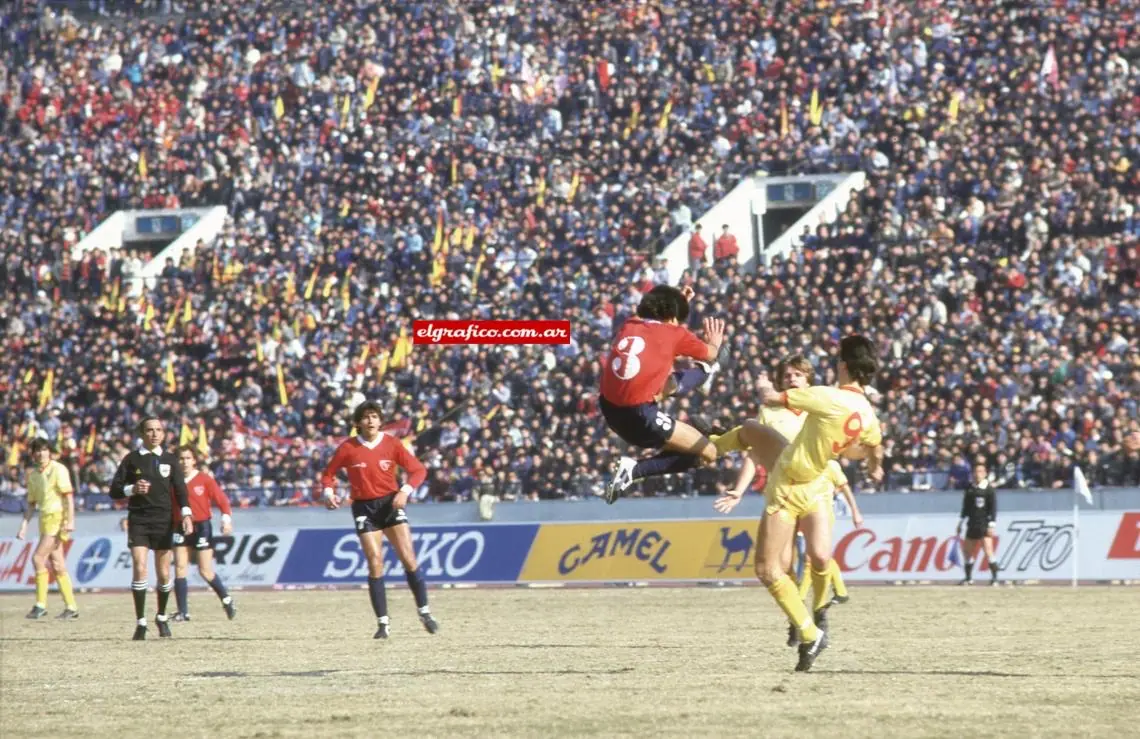 Ian Rush (9) in Liverpool's yellow away kit against Independiente in the Intercontinental Cup, Tokyo, December 1984