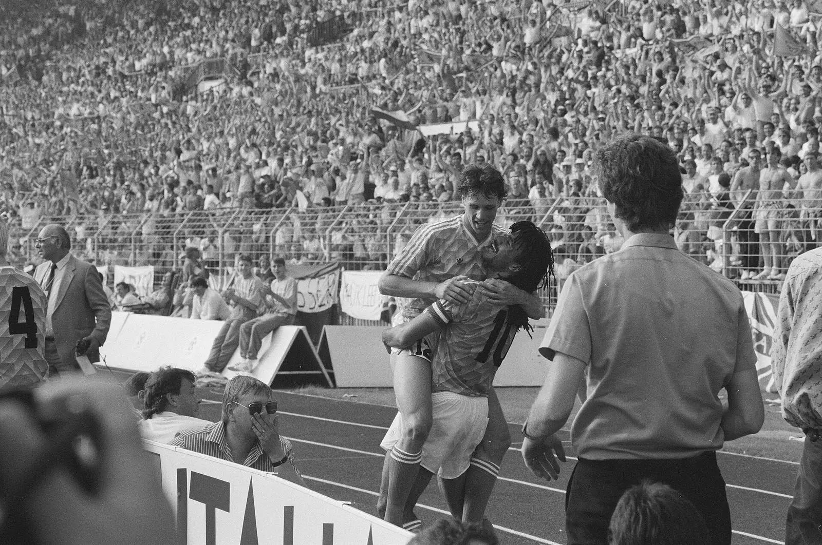 Gullit lifts Van Basten, England 1–3 Netherlands, Euro 88